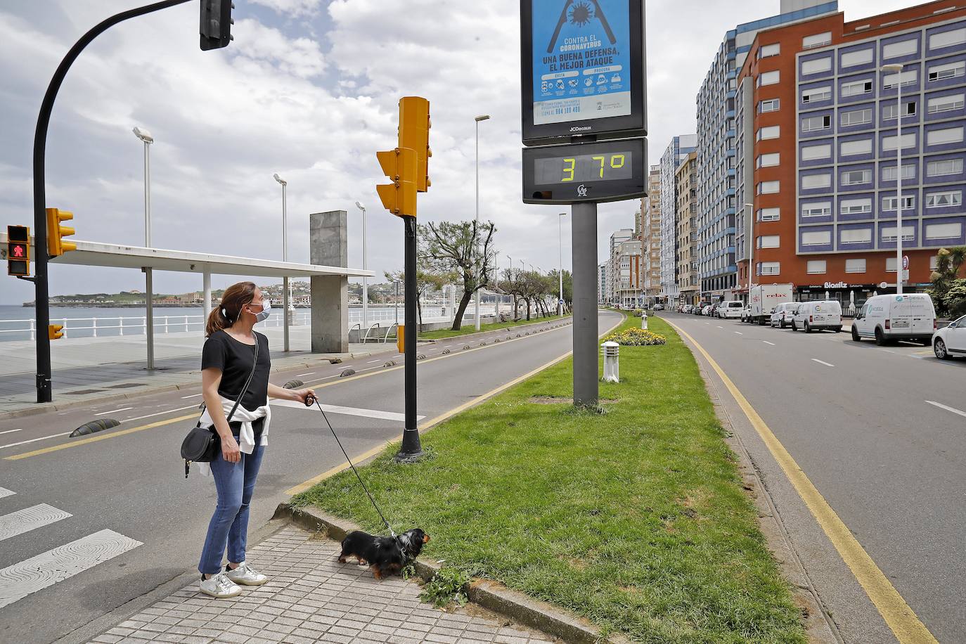 Con temperaturas más propias del verano que de la primavera, Asturias vive una jornada del estado de alarma con las peluquerías y pequeños comercios abiertos en su camino hacia la 'nueva normalidad'