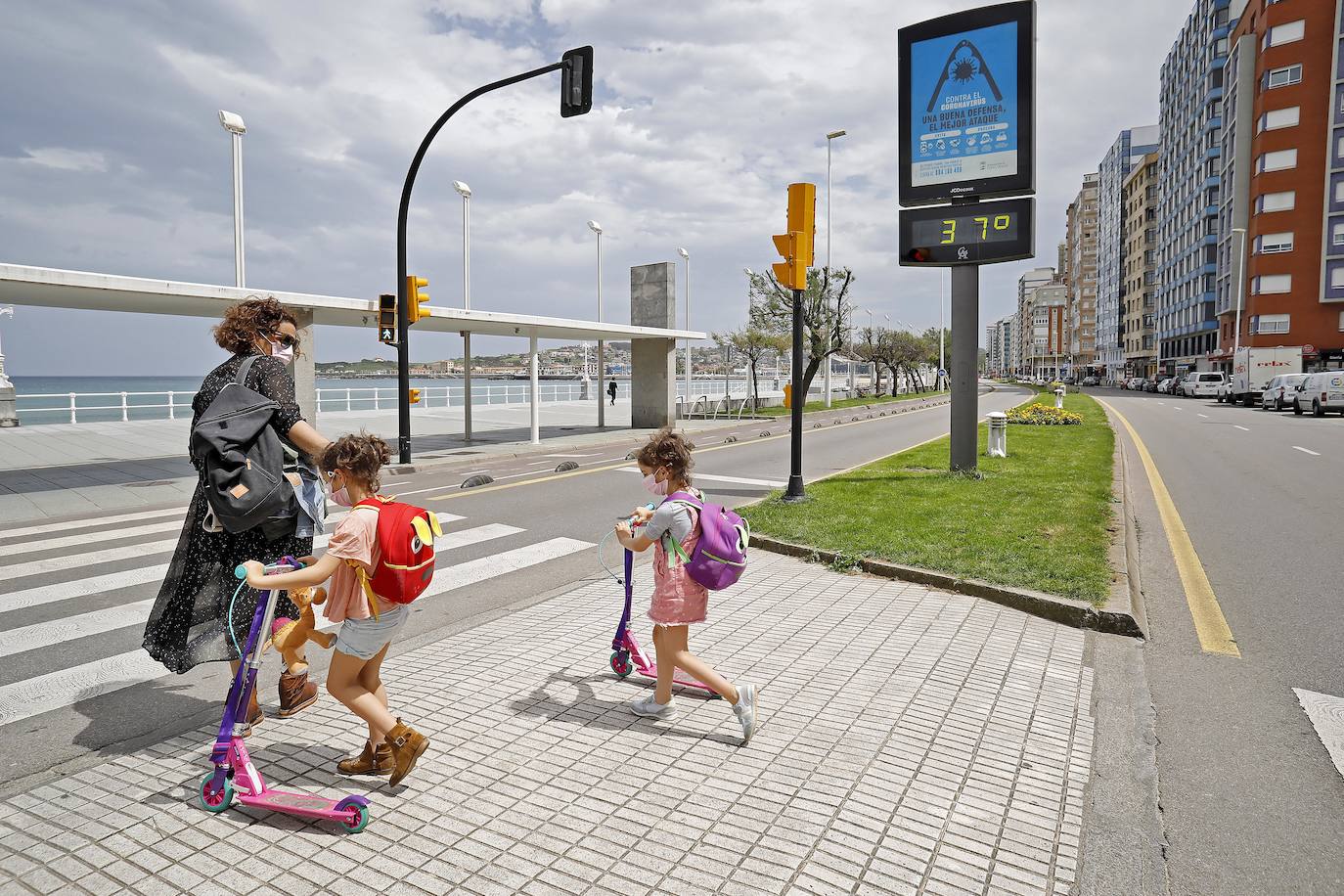 Con temperaturas más propias del verano que de la primavera, Asturias vive una jornada del estado de alarma con las peluquerías y pequeños comercios abiertos en su camino hacia la 'nueva normalidad'