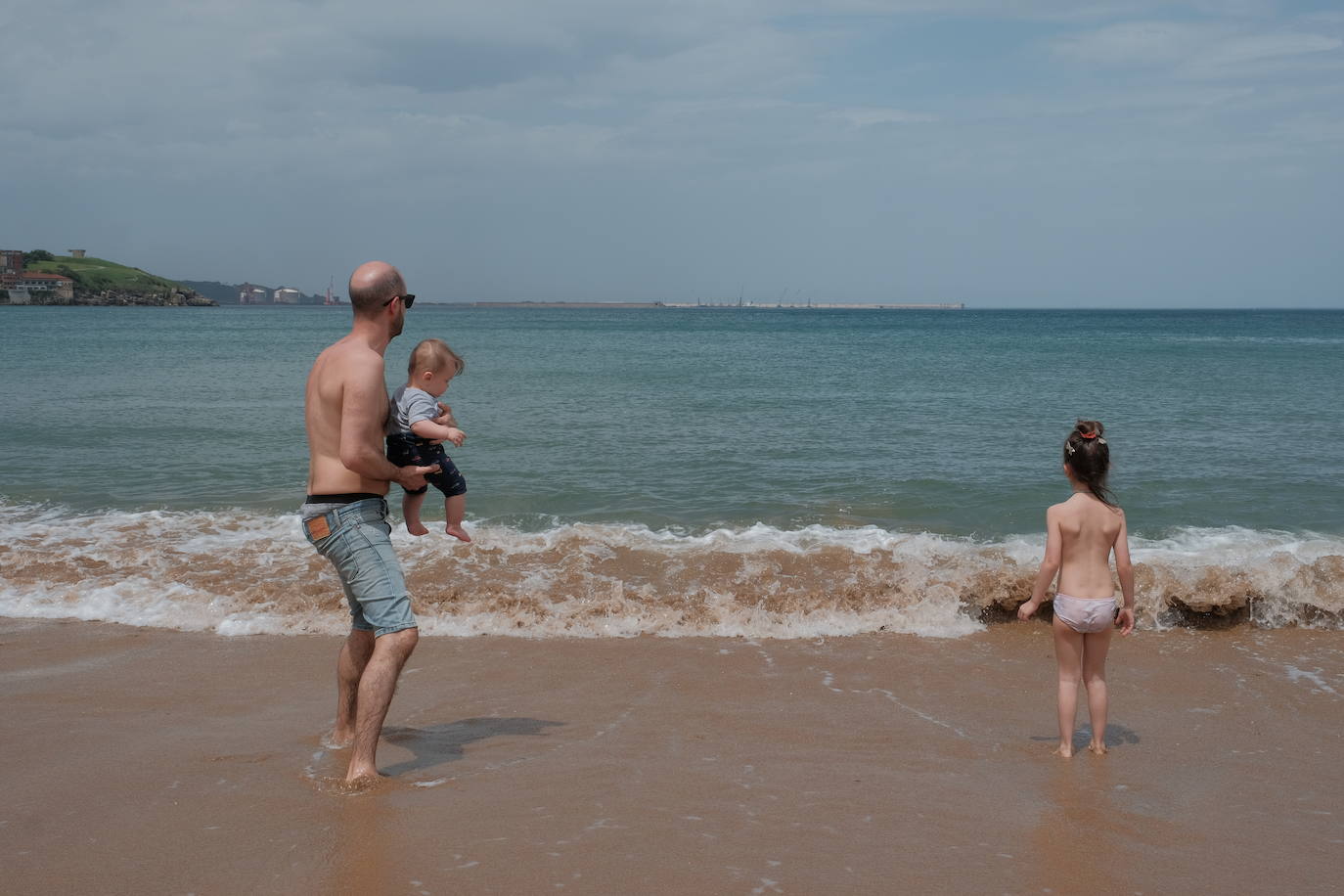 Con temperaturas más propias del verano que de la primavera, Asturias vive una jornada del estado de alarma con las peluquerías y pequeños comercios abiertos en su camino hacia la 'nueva normalidad'