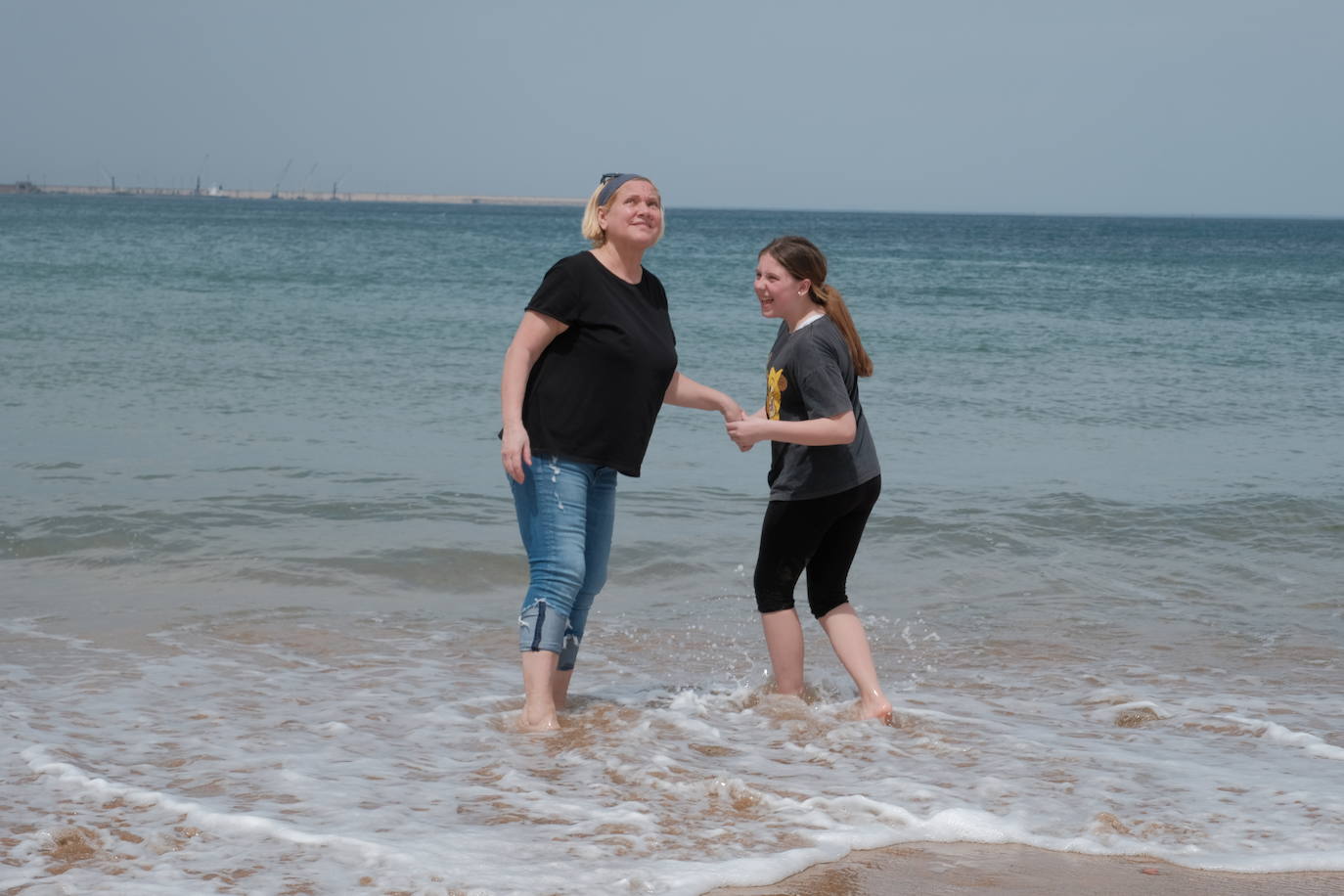 Con temperaturas más propias del verano que de la primavera, Asturias vive una jornada del estado de alarma con las peluquerías y pequeños comercios abiertos en su camino hacia la 'nueva normalidad'