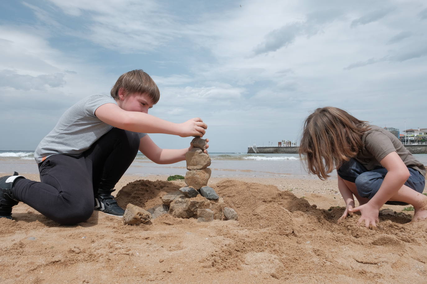 Con temperaturas más propias del verano que de la primavera, Asturias vive una jornada del estado de alarma con las peluquerías y pequeños comercios abiertos en su camino hacia la 'nueva normalidad'