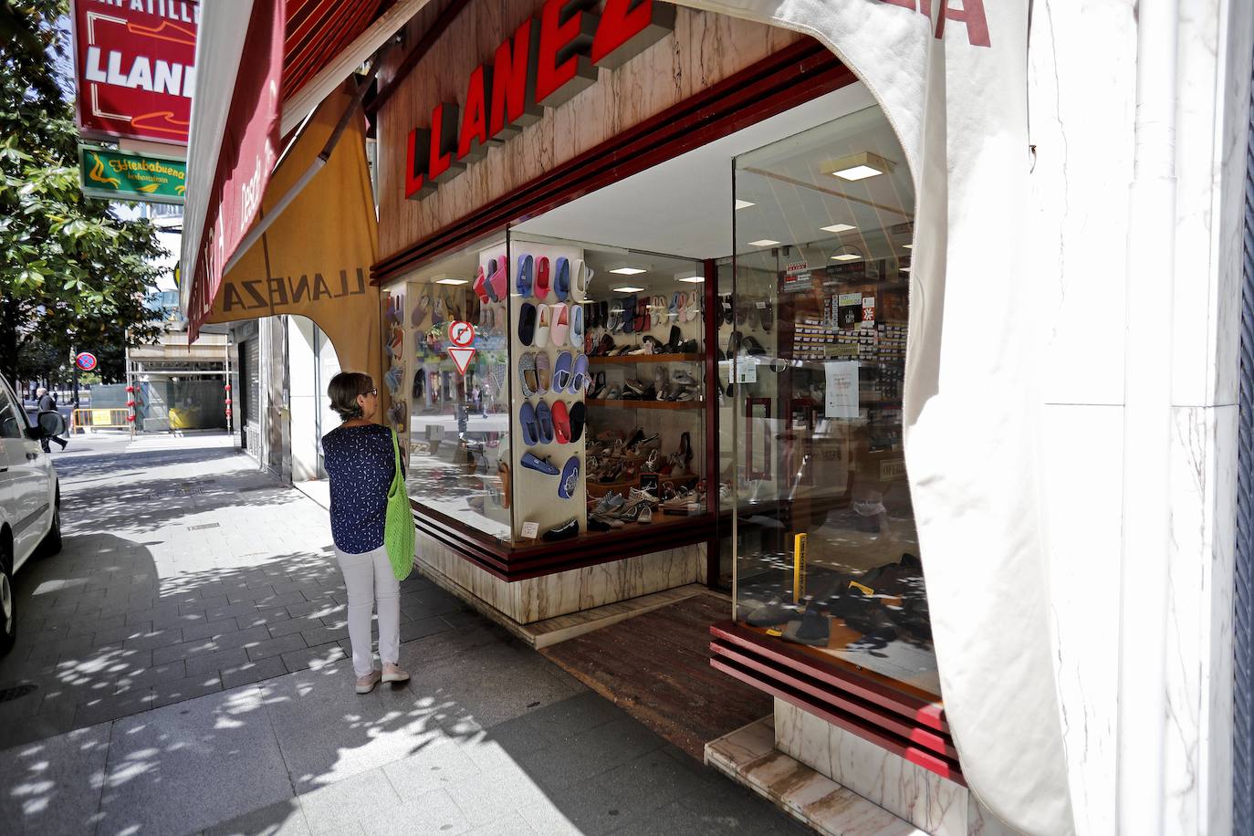 Con temperaturas más propias del verano que de la primavera, Asturias vive una jornada del estado de alarma con las peluquerías y pequeños comercios abiertos en su camino hacia la 'nueva normalidad'