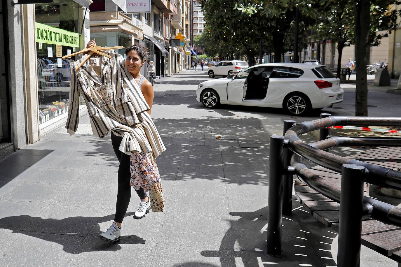 Con temperaturas más propias del verano que de la primavera, Asturias vive una jornada del estado de alarma con las peluquerías y pequeños comercios abiertos en su camino hacia la 'nueva normalidad'