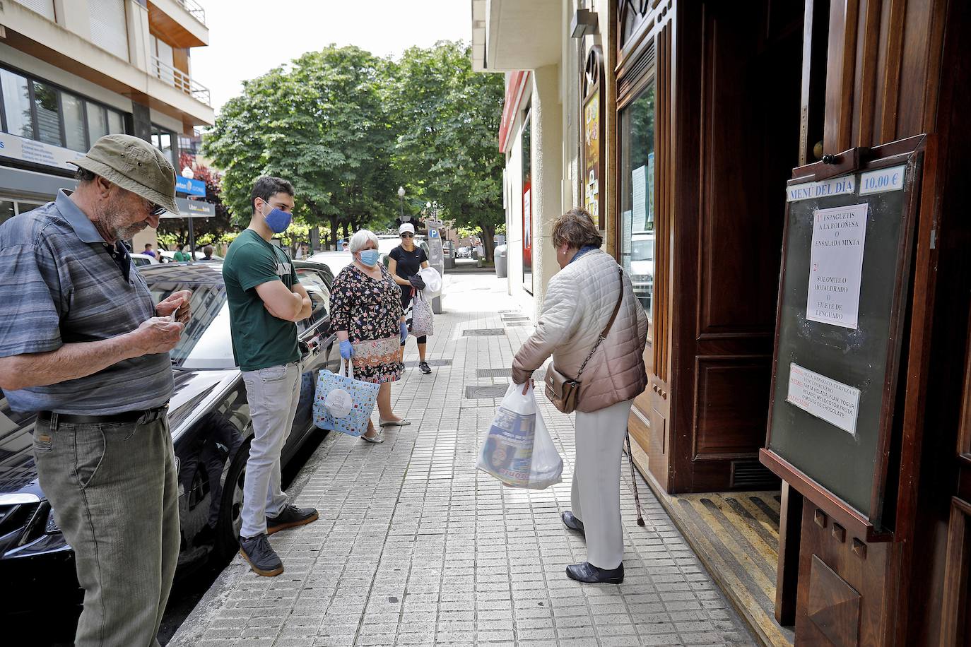 Con temperaturas más propias del verano que de la primavera, Asturias vive una jornada del estado de alarma con las peluquerías y pequeños comercios abiertos en su camino hacia la 'nueva normalidad'