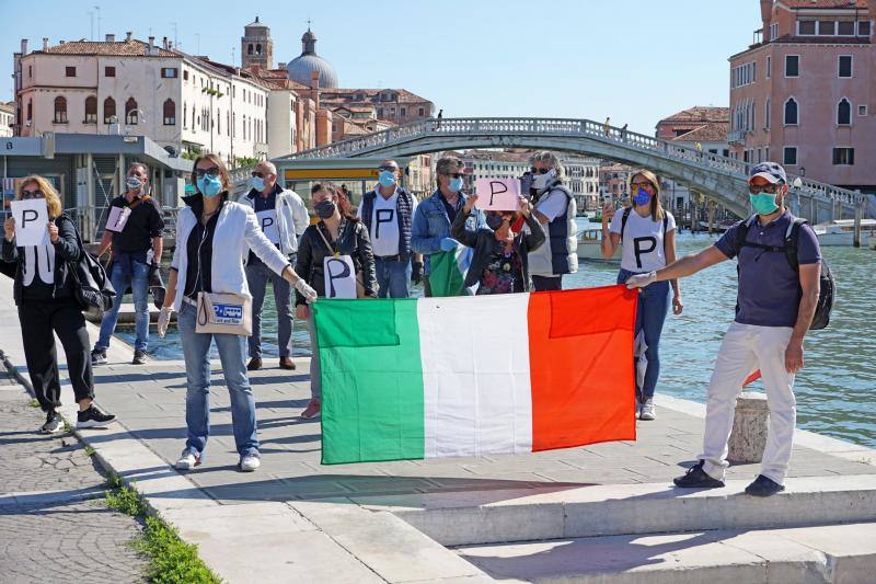Centenares de manifestantes recorrieron las calles de Venecia para mostrar su desacuerdo con la fase dos del desconfinamiento adoptada por el Gobierno italiano.