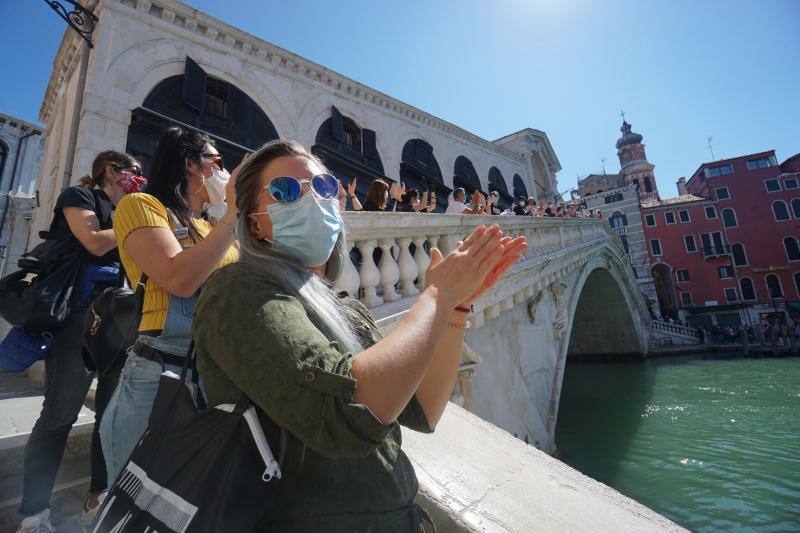 Centenares de manifestantes recorrieron las calles de Venecia para mostrar su desacuerdo con la fase dos del desconfinamiento adoptada por el Gobierno italiano.