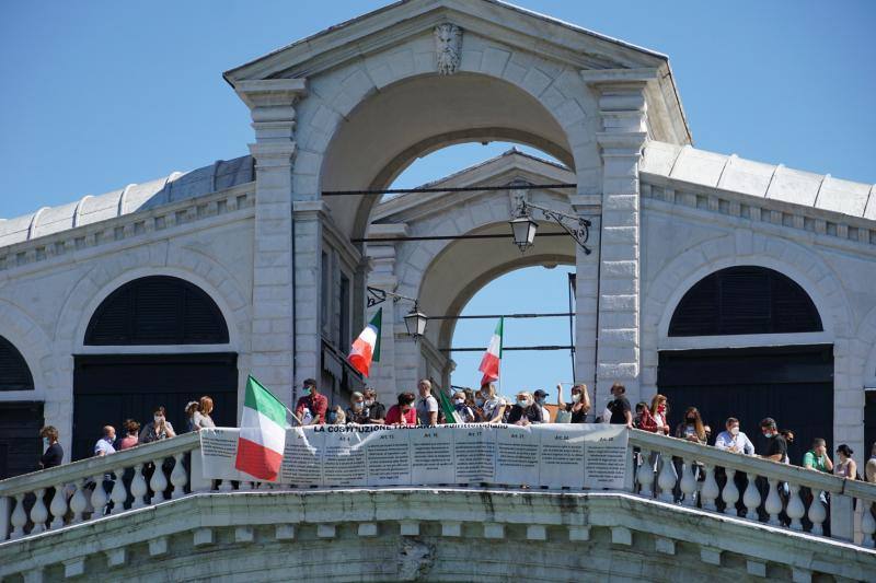 Centenares de manifestantes recorrieron las calles de Venecia para mostrar su desacuerdo con la fase dos del desconfinamiento adoptada por el Gobierno italiano.