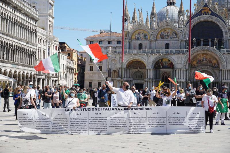 Centenares de manifestantes recorrieron las calles de Venecia para mostrar su desacuerdo con la fase dos del desconfinamiento adoptada por el Gobierno italiano.