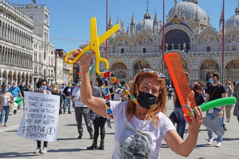Centenares de manifestantes recorrieron las calles de Venecia para mostrar su desacuerdo con la fase dos del desconfinamiento adoptada por el Gobierno italiano.