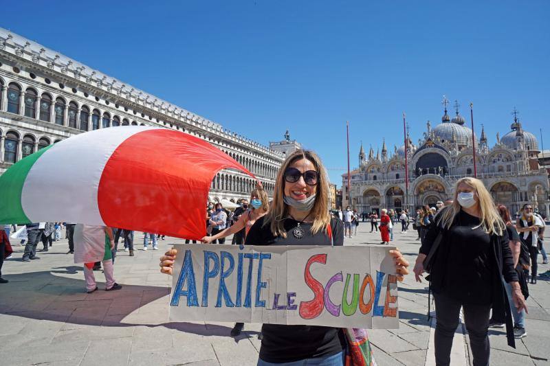 Centenares de manifestantes recorrieron las calles de Venecia para mostrar su desacuerdo con la fase dos del desconfinamiento adoptada por el Gobierno italiano.