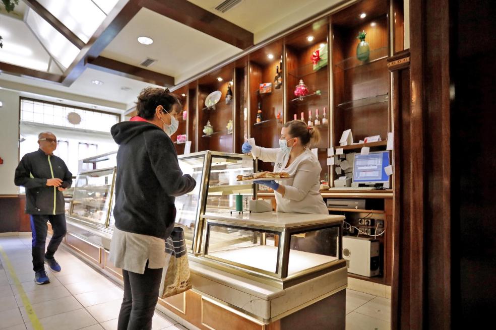 Las pastelería Balbona abrió al público este domingo y vendió cientos de pedidos a domicilio. 