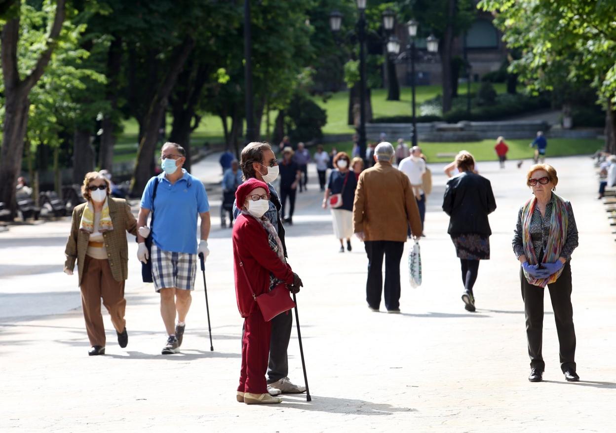Mayores de 70 años en el Campo de San Francisco. 