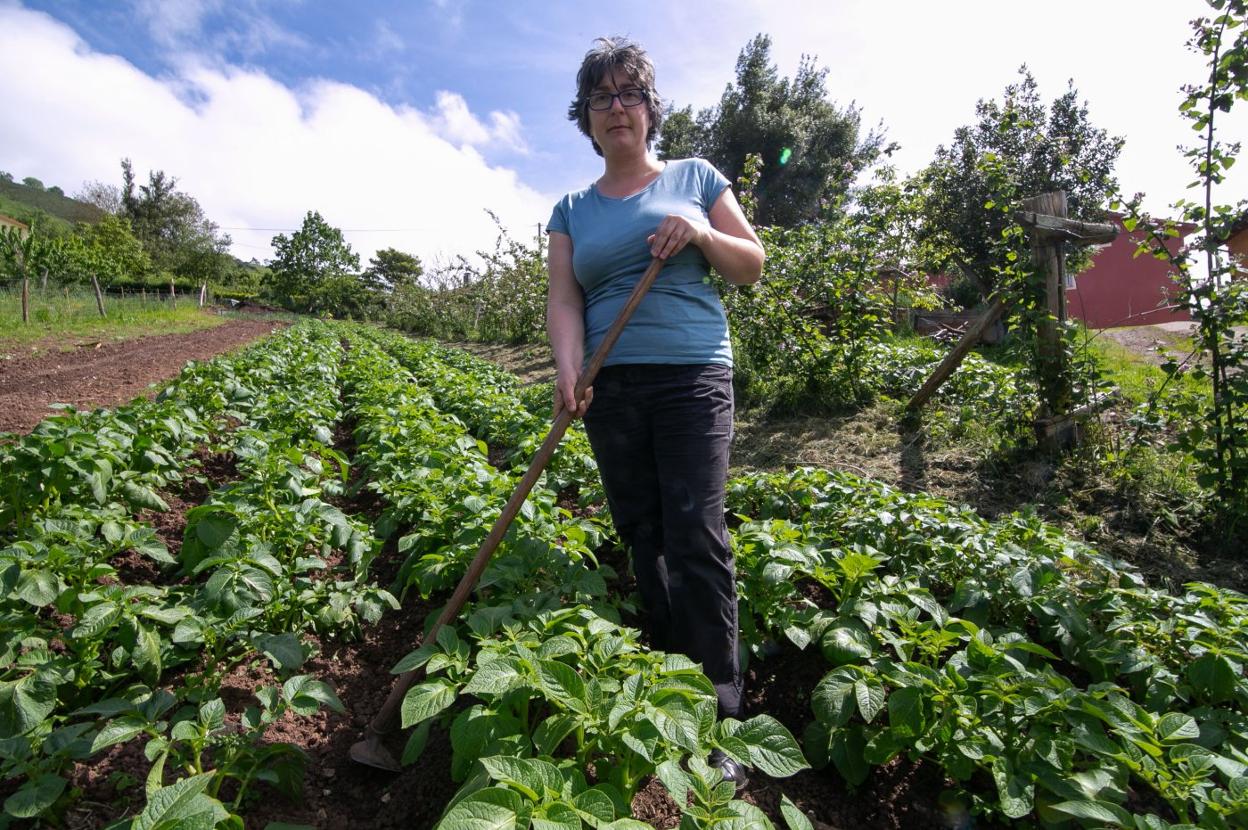 Paula Cristóbal, ayer, en su finca saregana. 