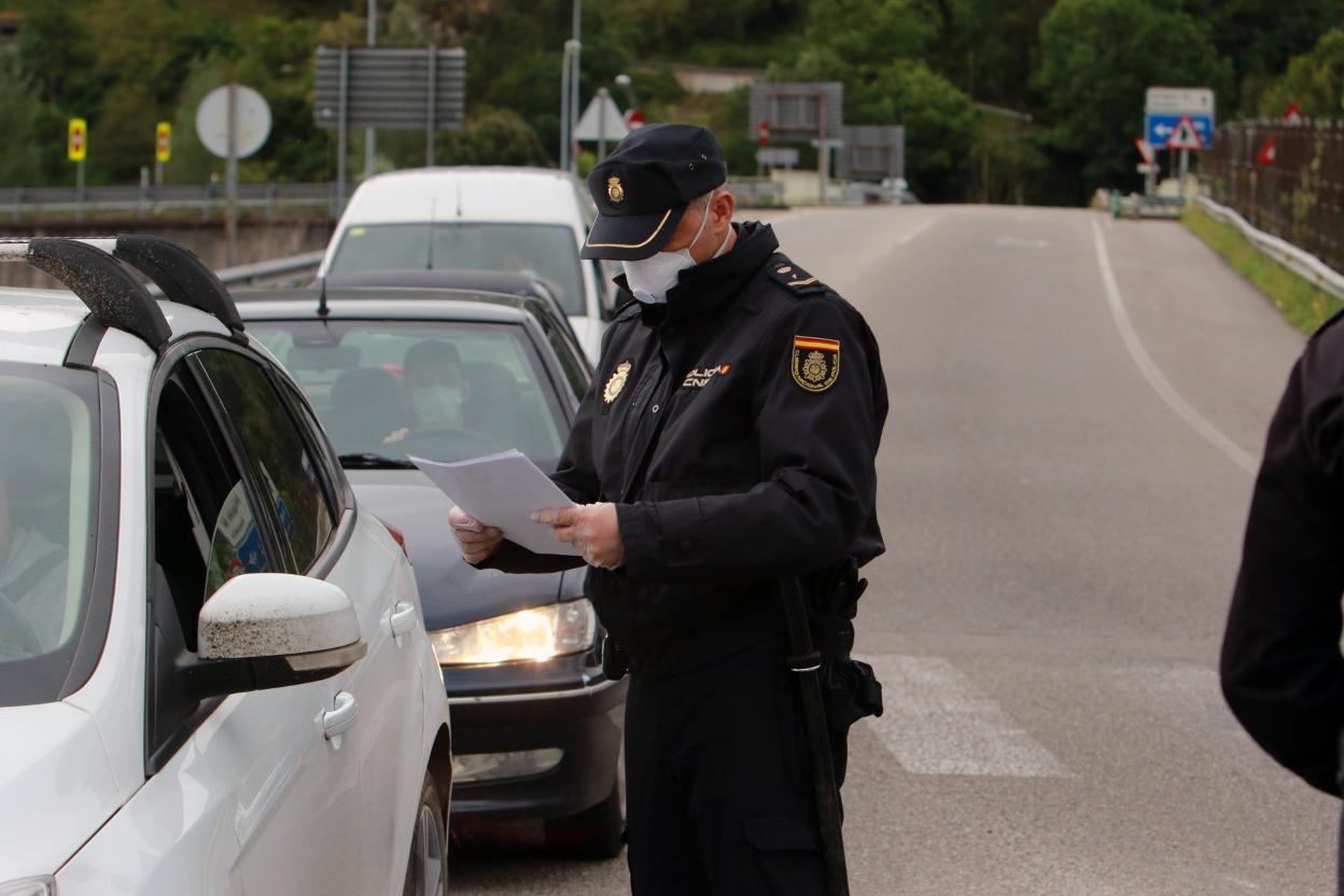 Control de la Policía Nacional en Mieres, el jueves. 