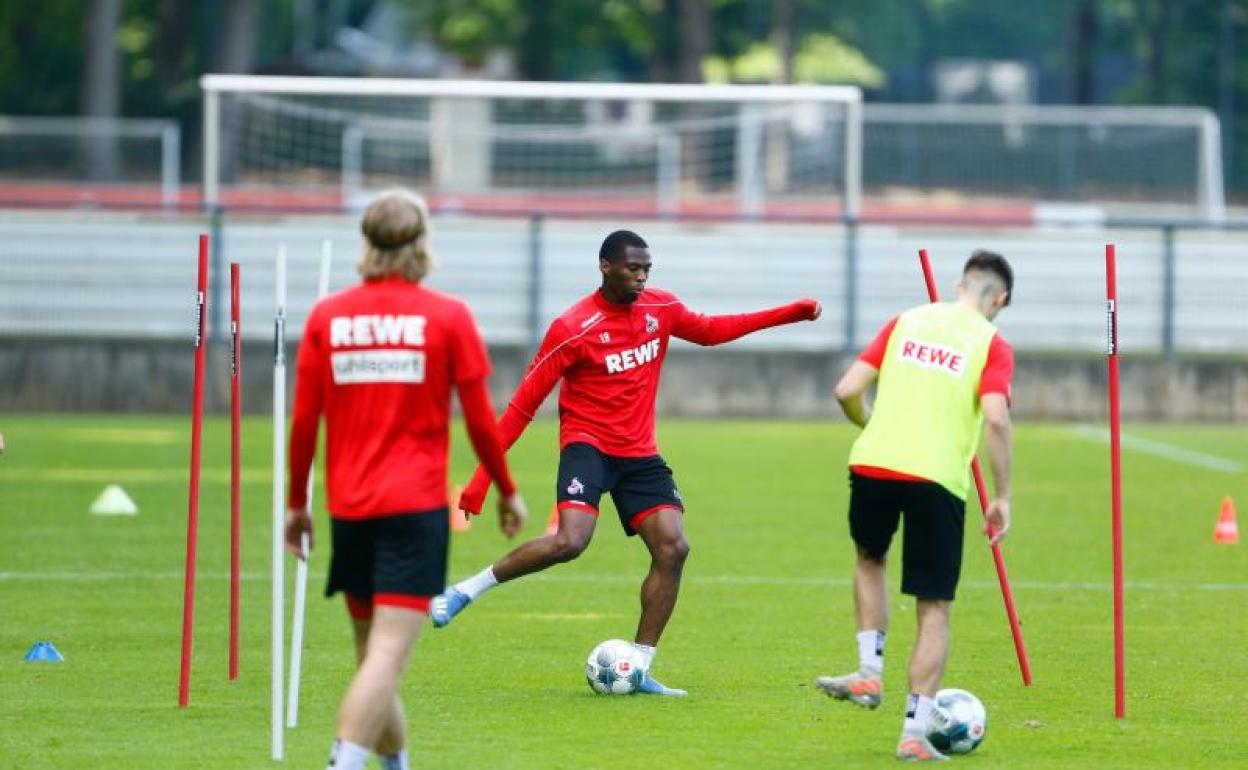 Sesión de entrenamiento del Colonia, equipo que ha confirmado tres positivos. 