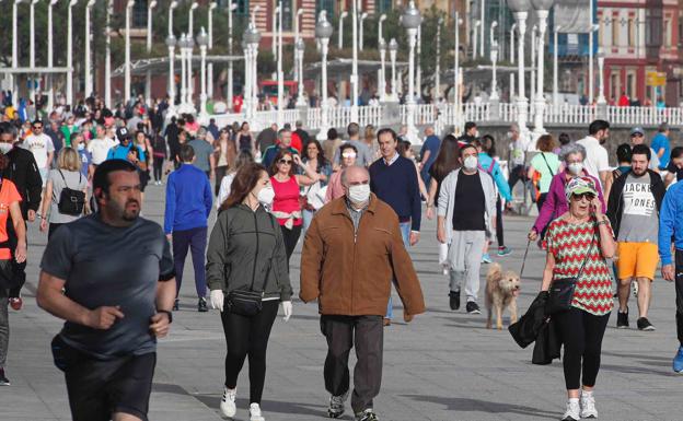 Galería. El paseo del Muro de Gijón, esta mañana.