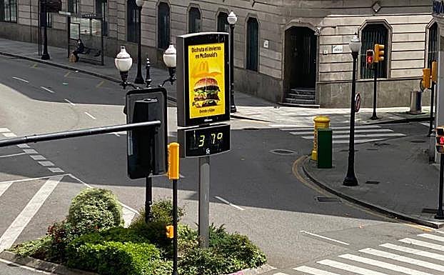El termómetro de la plaza de El Carmen, en Gijón, registraba este lunes 37 grados. 
