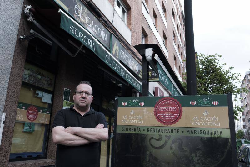 Los hosteleros salieron a la puerta de sus negocios vestidos de negro para rechazar las limitaciones a su trabajo impuestas desde el Gobierno central.