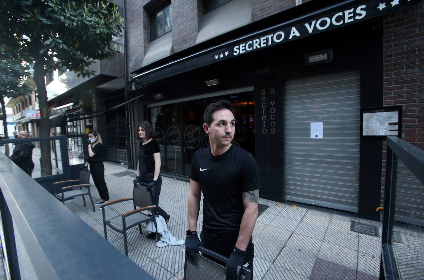 Los hosteleros salieron a la puerta de sus negocios vestidos de negro para rechazar las limitaciones a su trabajo impuestas desde el Gobierno central.