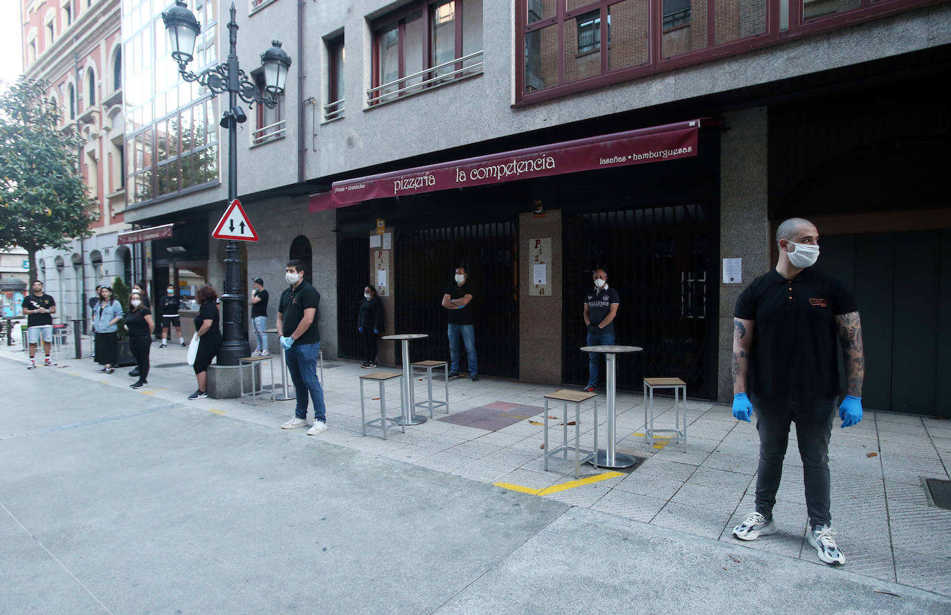 Los hosteleros salieron a la puerta de sus negocios vestidos de negro para rechazar las limitaciones a su trabajo impuestas desde el Gobierno central.