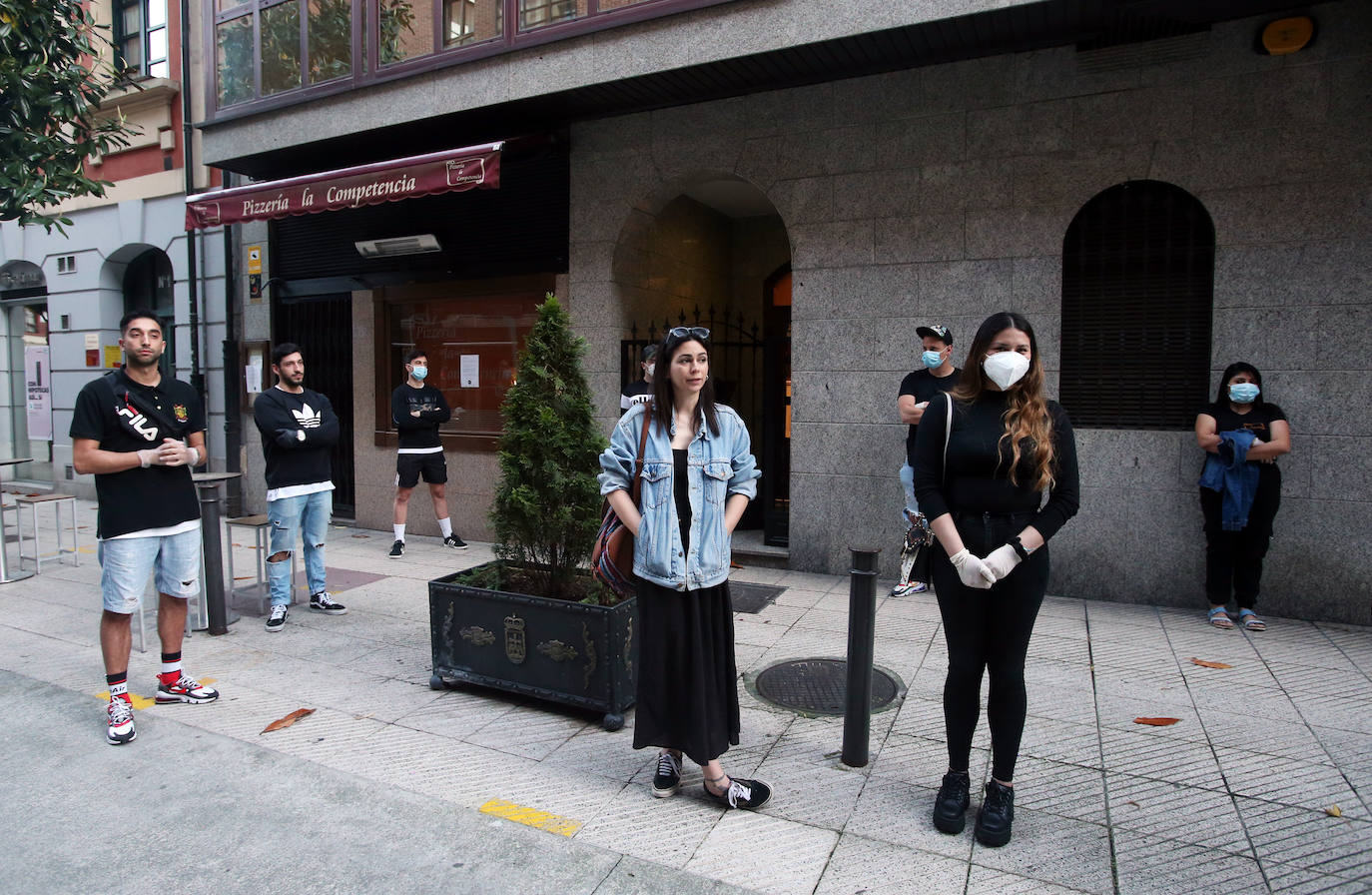 Los hosteleros salieron a la puerta de sus negocios vestidos de negro para rechazar las limitaciones a su trabajo impuestas desde el Gobierno central.