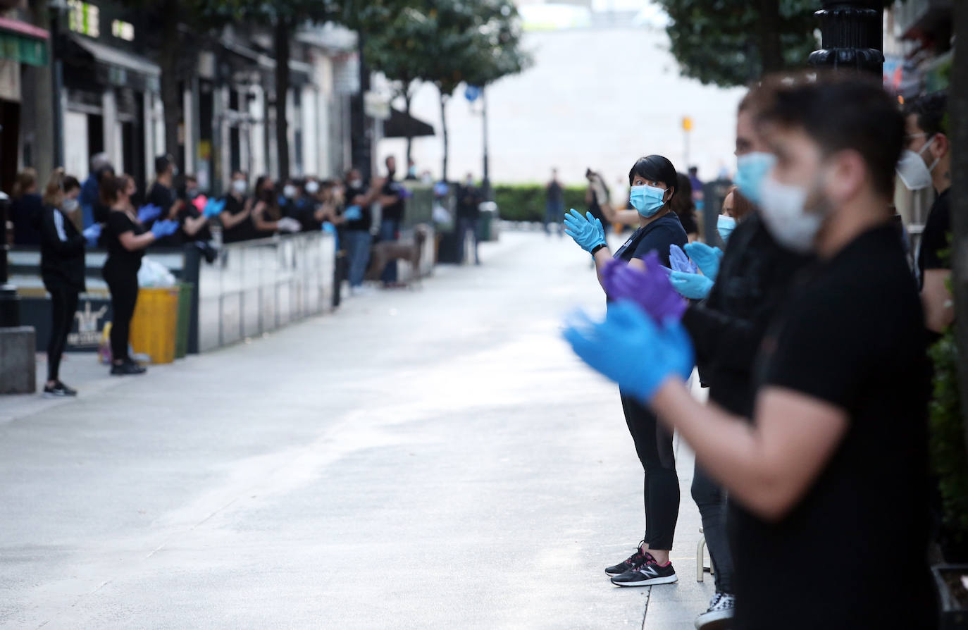Los hosteleros salieron a la puerta de sus negocios vestidos de negro para rechazar las limitaciones a su trabajo impuestas desde el Gobierno central.