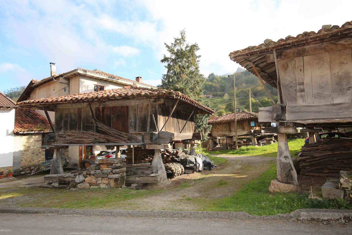 Espinareu, en Piloña, sus 164 habitantes viven en 18 villas. El pueblo cuenta con más de treinta hórreos