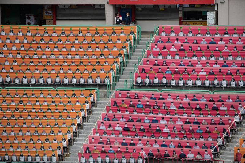 La pandemia de Covid-19 no ha frenado el inicio de la liga de béisbol de Corea del Sur, que ha comenzado este martes. Eso sí, por el momento los partidos se disputarán a puerta cerrada, aunque algunos estadios han colocado pancartas con personas dibujadas para que sus gradas parezcan más llenas. 