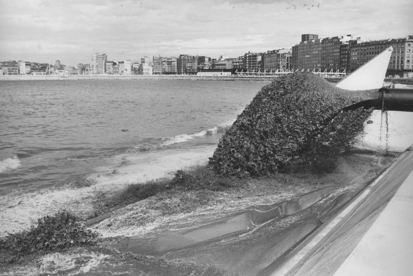 El 3 de mayo de 1995, el ministro José Borrell y el alcalde de Gijón Vicente Álvarez Areces, inauguraban la playa artificial ubicada ubicada en la zona este Gijón. Miles de usuarios disfrutan ahora cada año de este arenal que surgía de un degradado e inaccesible pedreru de El Natahoyo anexo a la factoría de los desaparecidos Astilleros del Cantábrico. 