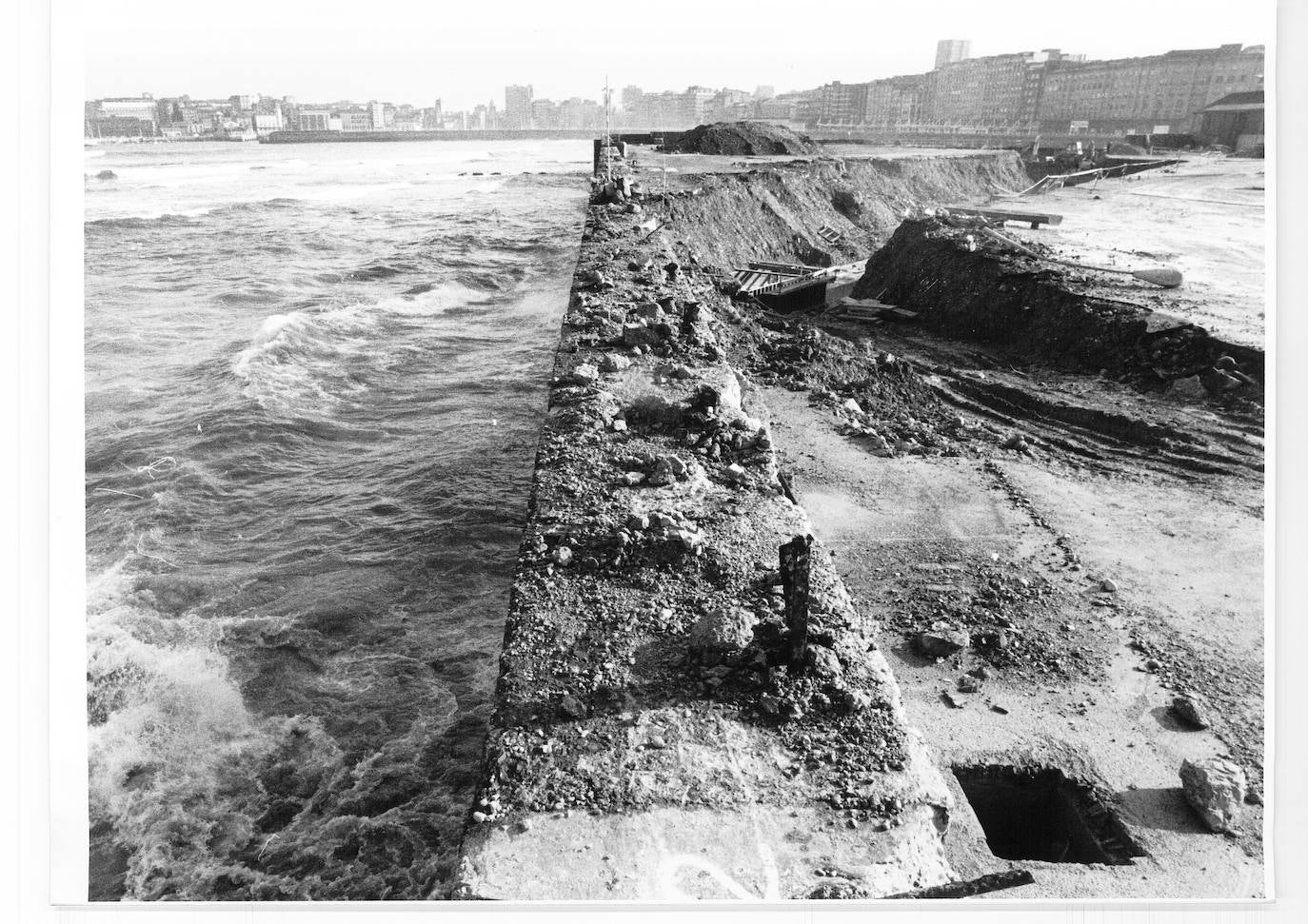 El 3 de mayo de 1995, el ministro José Borrell y el alcalde de Gijón Vicente Álvarez Areces, inauguraban la playa artificial ubicada ubicada en la zona este Gijón. Miles de usuarios disfrutan ahora cada año de este arenal que surgía de un degradado e inaccesible pedreru de El Natahoyo anexo a la factoría de los desaparecidos Astilleros del Cantábrico. 