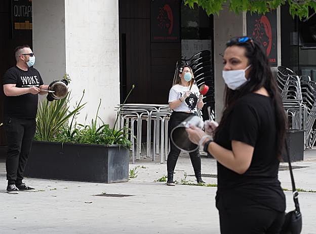 Cacerolada de los hosteleros de Nuevo Roces contra las medidas del Gobierno. 