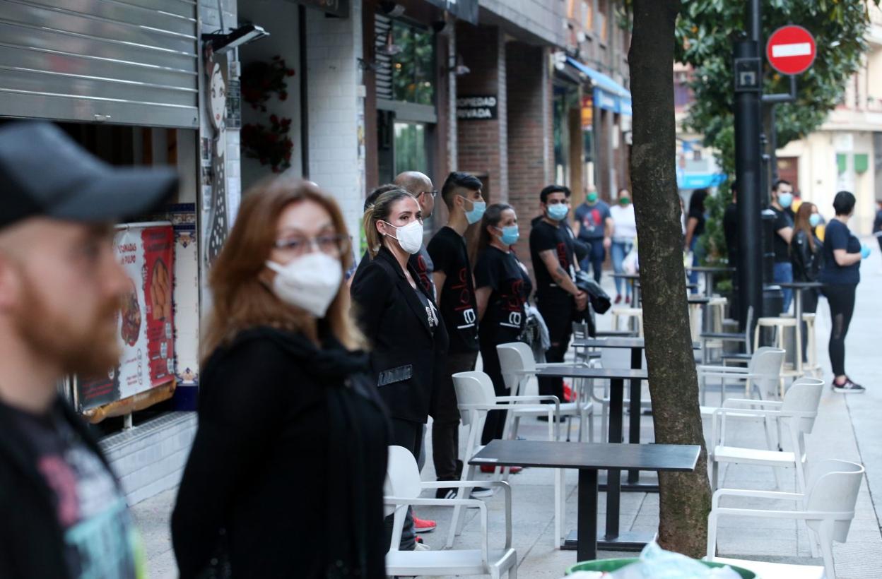 Protesta en la calle Manuel Pedregal de Oviedo. 