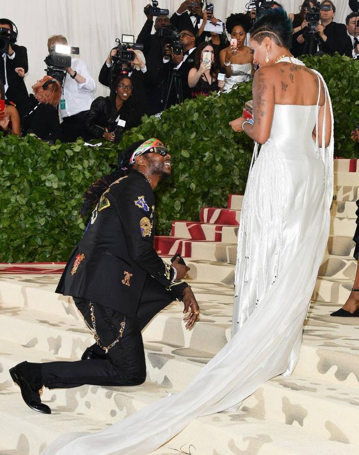 Este evento ha vivido situaciones tan inverosímiles como una pedida de mano en pleno ‘paseíllo’ por la alfombra roja. Fue en el año 2018, cuando el rapero Chainz se arrodilló en medio de las famosas escaleras de acceso al museo y ante cientos de flashes propuso matrimonio a su pareja, Kesha Ward. Afortunadamente, dijo que sí ante la ovación de los allí presentes.