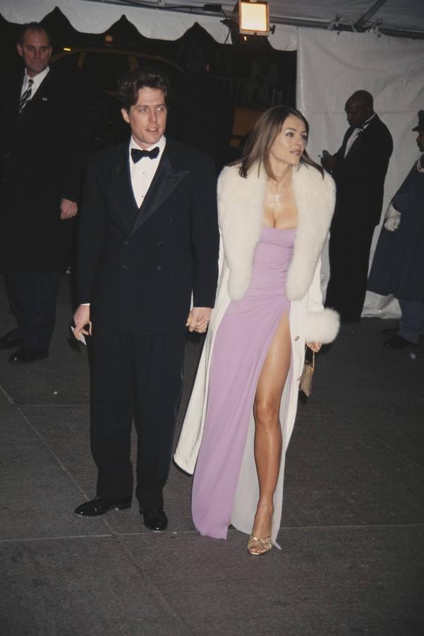 ¿Existe algo más ‘noventero’ que la pareja que formaron Hugh Grant y Elizabeth Hurley? Como solían hacer en todo tipo de eventos, los actores ingleses asistieron juntos a la gala MET de 1995.