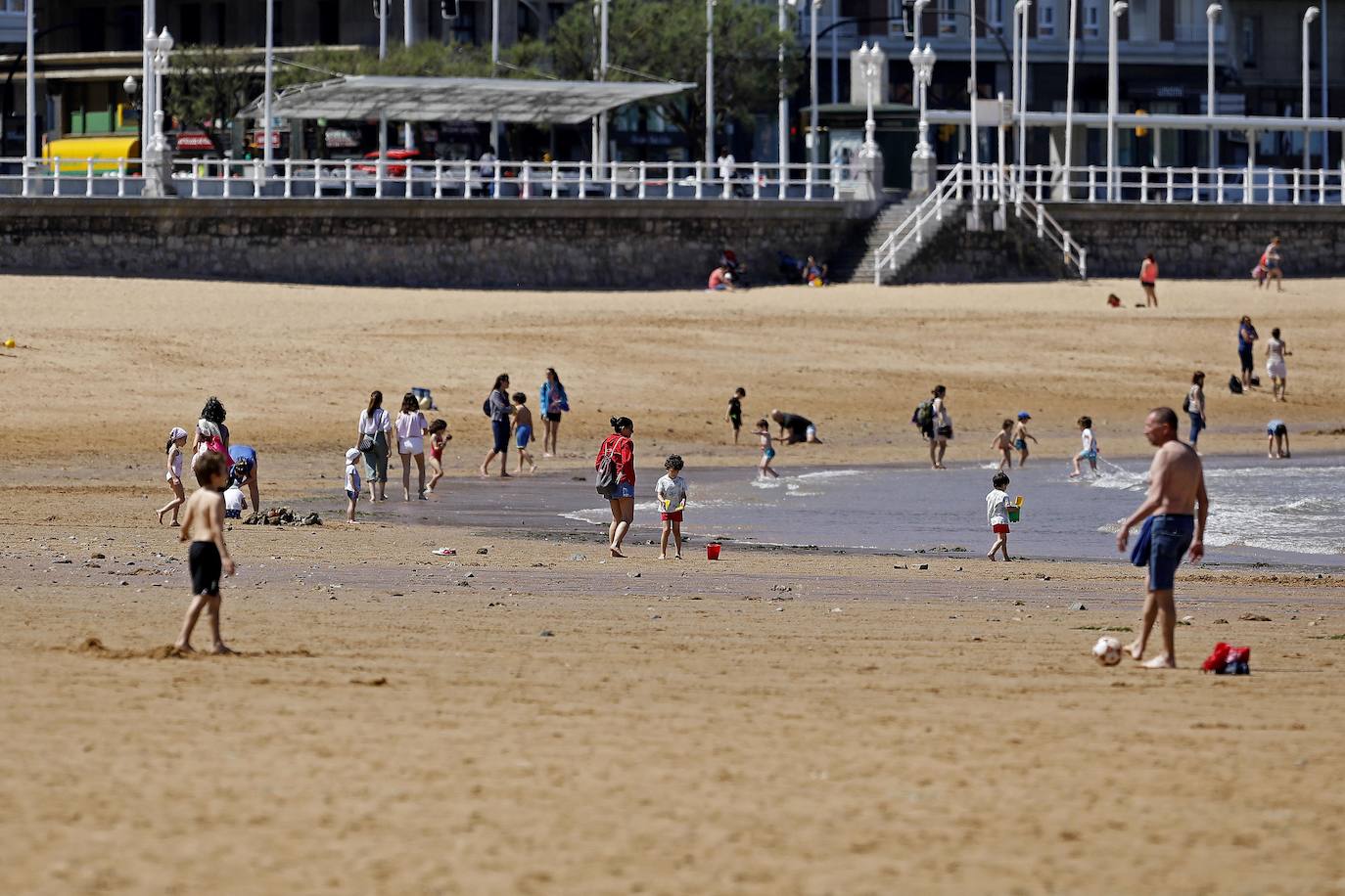 El sol y las altas temperaturas están favoreciendo las horas de paseo de los gijoneses que no dudan en acercarse hasta las playas de la ciudad.