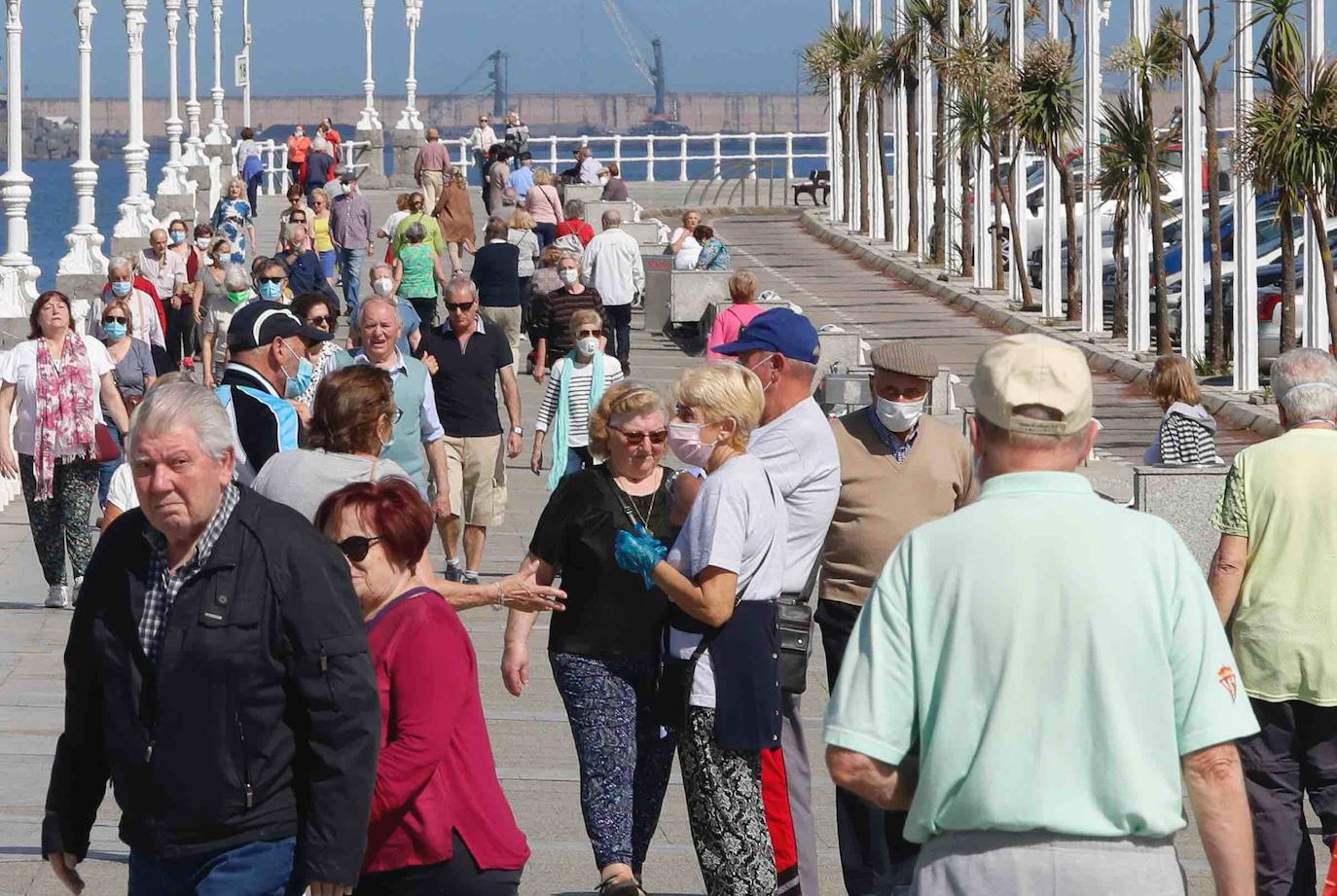 El sol y las altas temperaturas están favoreciendo las horas de paseo de los gijoneses que no dudan en acercarse hasta las playas de la ciudad.