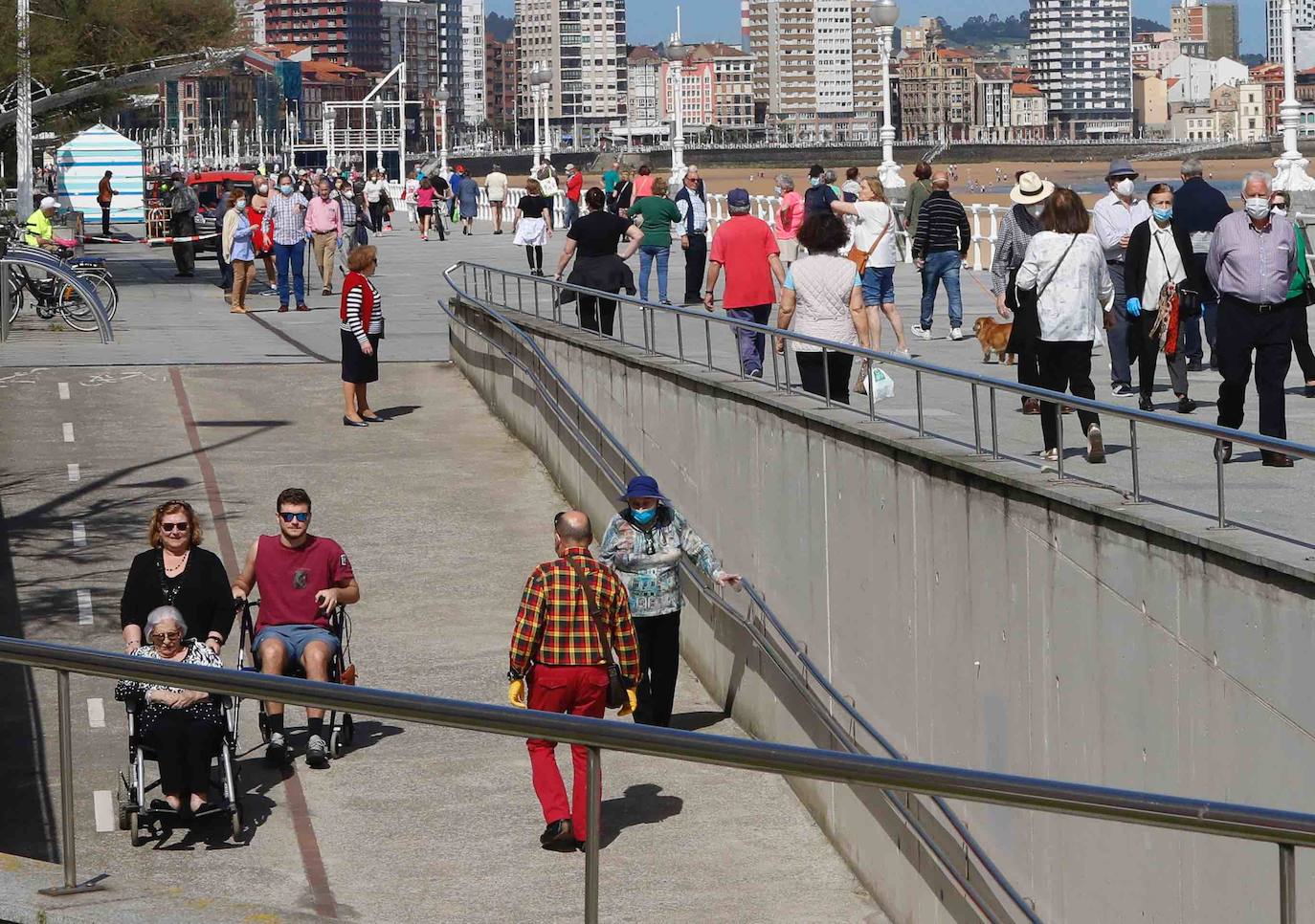 El sol y las altas temperaturas están favoreciendo las horas de paseo de los gijoneses que no dudan en acercarse hasta las playas de la ciudad.