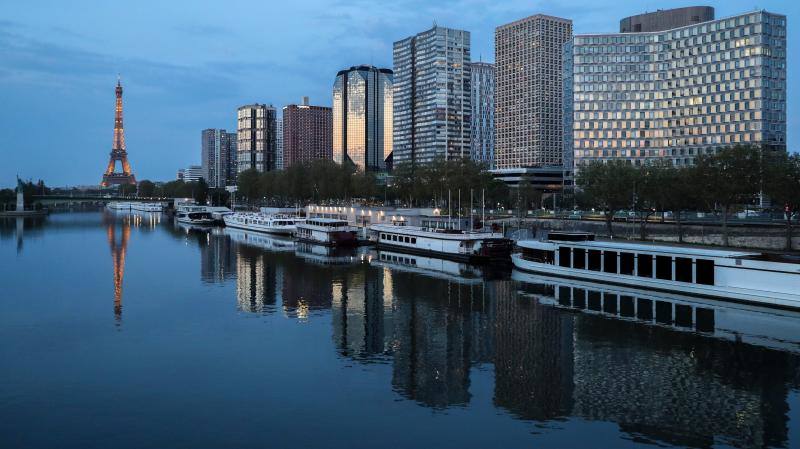 Los lugares más emblemáticos de París permanecen iluminados por las noches pese al estricto encierro que se vive en Francia con el objetivo de frenar la propagación de la pandemia de COVID-19. 