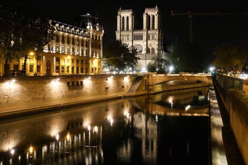 Los lugares más emblemáticos de París permanecen iluminados por las noches pese al estricto encierro que se vive en Francia con el objetivo de frenar la propagación de la pandemia de COVID-19. 