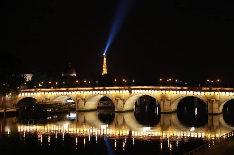 Los lugares más emblemáticos de París permanecen iluminados por las noches pese al estricto encierro que se vive en Francia con el objetivo de frenar la propagación de la pandemia de COVID-19. 