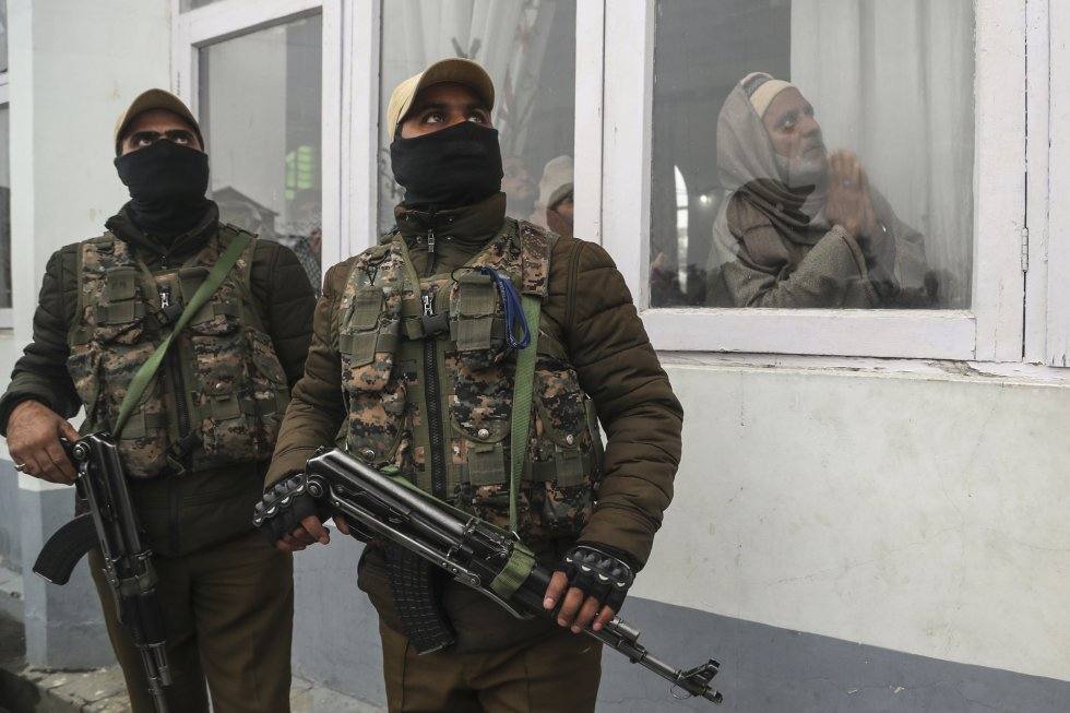 Policías indios vigilan las calles mientras un musulmán reza en el interior de su vivienda cercana al santuario de Hazratbal en Srinagar, el 10 de noviembre de 2019. Autor: MUKHTAR KHAN (AP)