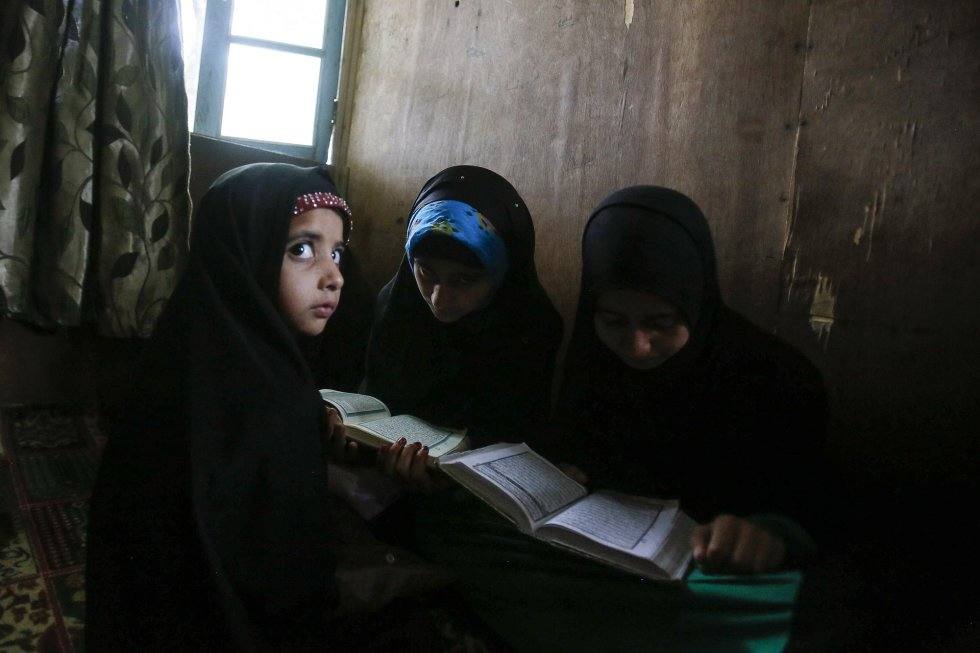 Niñas musulmanas de Cachemira asisten a clases de recitación del Sagrado Corán el primer día del mes de ayuno del Ramadán en Srinagar, el 7 de mayo de 2019. Autor: MUKHTAR KHAN (AP)