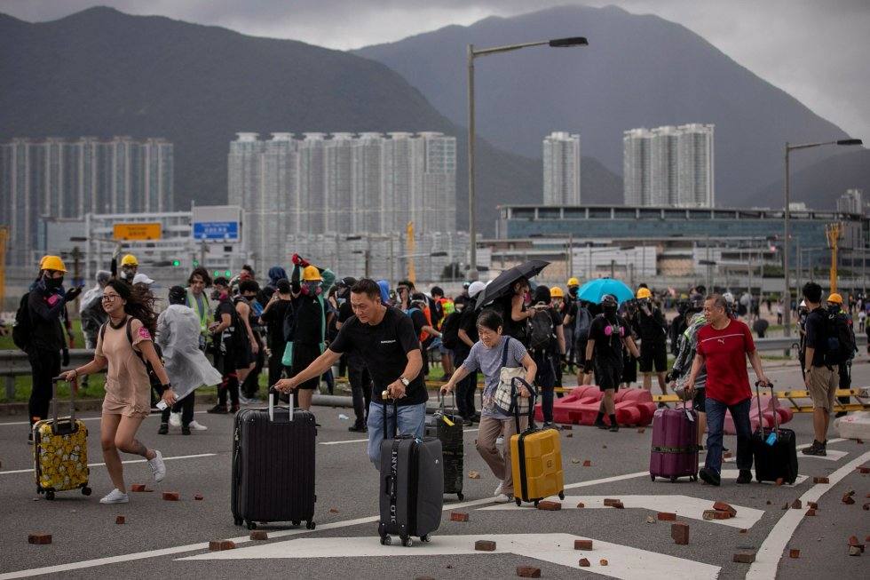 Una multitud de pasajeros empujan sus maletas tras el bloqueo de las carreteras que conducen al aeropuerto internacional de Hong Kong, el 1 de septiembre de 2019. Autor: ANUSHREE FADNAVIS (REUTERS)