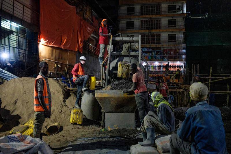 Varios policías ugandeses y miembros de una fuerza paramilitar compuesta por civiles patrullan por las noches en la ciudad de Kampala para asegurarse del cumplimiento del toque de queda nocturno decretado el 14 de abril en Uganda para tratar de detener la propagación del coronavirus. 