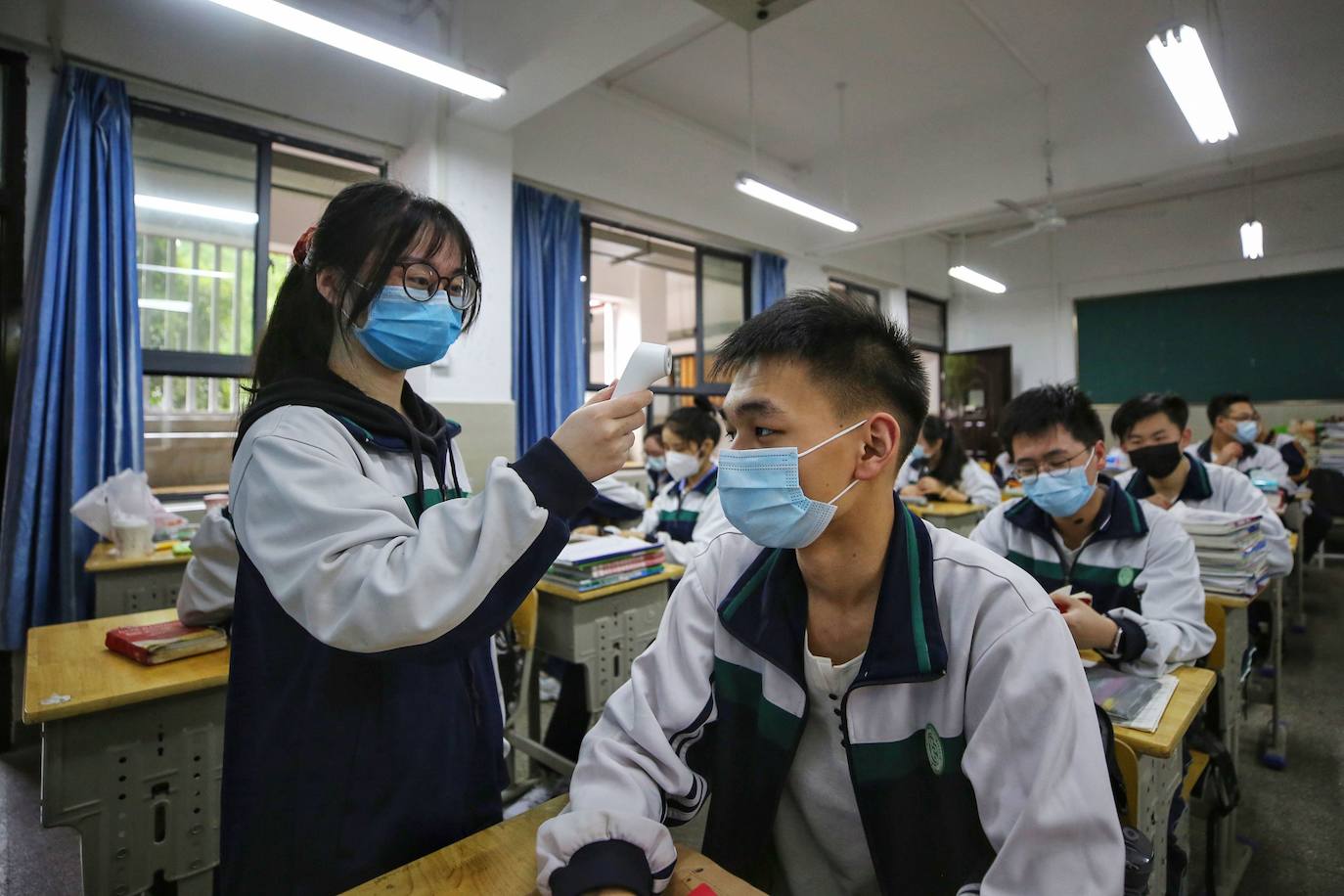 Bajo estrictas medidas de seguridad, las clases en los centros de secundaria en la ciudad china de Wuhan empiezan a recuperar una 'cierta normalidad'