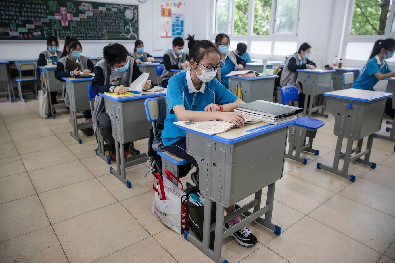 Bajo estrictas medidas de seguridad, las clases en los centros de secundaria en la ciudad china de Wuhan empiezan a recuperar una 'cierta normalidad'