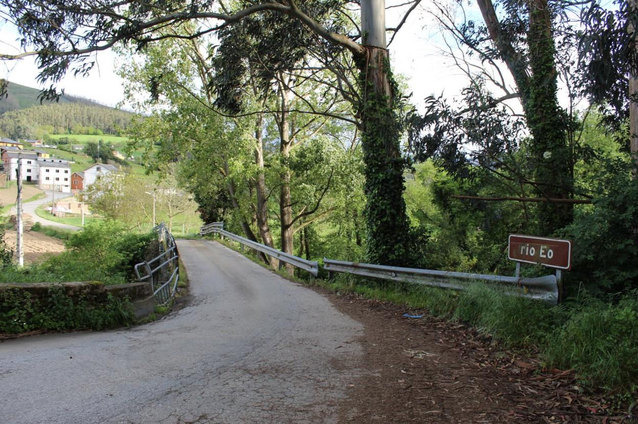 El puente de Fornacho separa el municipio de Vegadeo (al fondo), del de Trabada, en Lugo. 