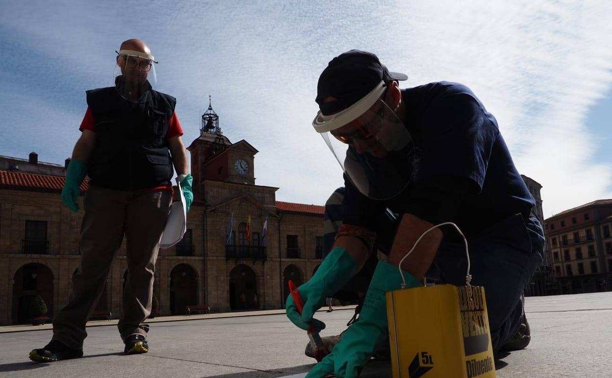 Los técnicos comenzaron esta mañana el pintado de las nuevas delimitaciones de terrazas. 