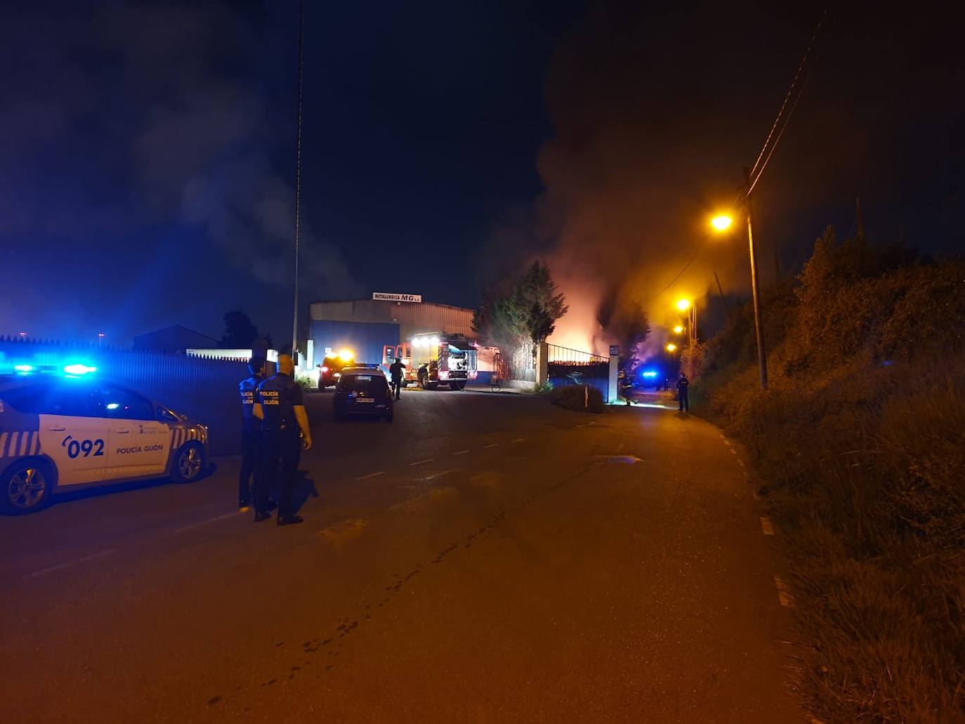 Vecinos de las calles próximas alertaron a la Policía Local y al 112 al descubrir al percartarse de un fuerte olor a plástico quemado