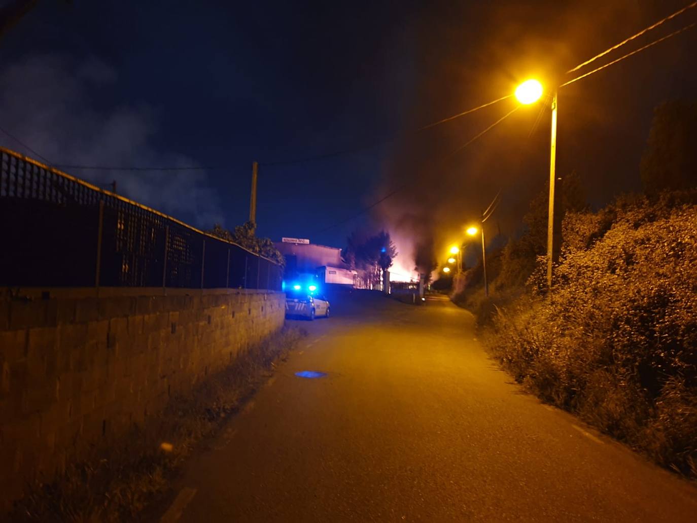 Vecinos de las calles próximas alertaron a la Policía Local y al 112 al descubrir al percartarse de un fuerte olor a plástico quemado